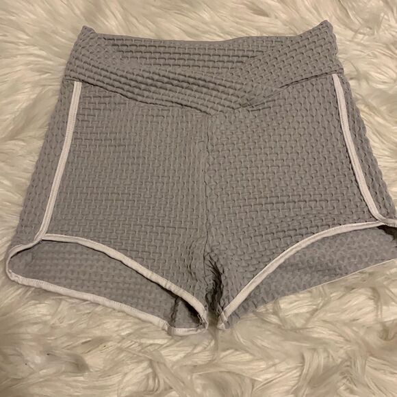 Size medium yoga shorts Tell me control and butt lift - Picture 1 of 6